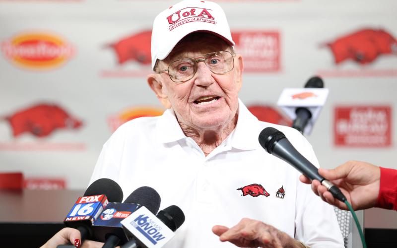 Legendary football coach Lou Holtz enters hospice care, per report