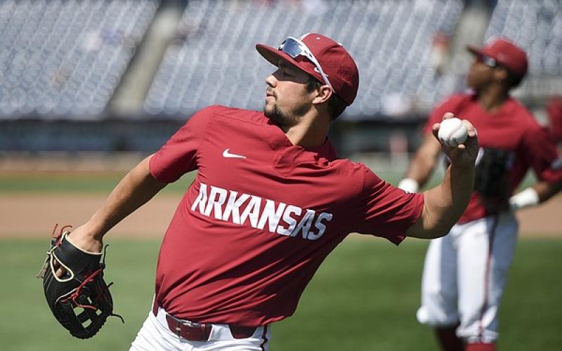 Dominic Fletcher shares defensive tips with Arkansas outfielders ahead of season opener | Whole Hog Sports