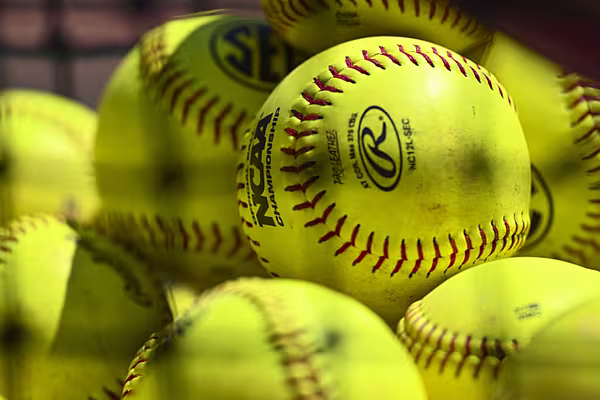 LIVE SCORE UPDATES & ANALYSIS: Arkansas softball vs. Coastal Carolina | Whole Hog Sports